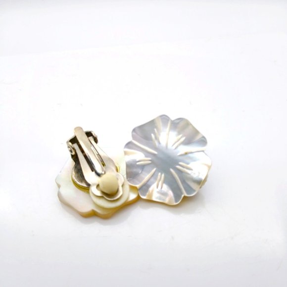 Vintage Carved Mother of Pearl Earrings, Classy Floral Bloom Clip On Shell MOP - Picture 5 of 5